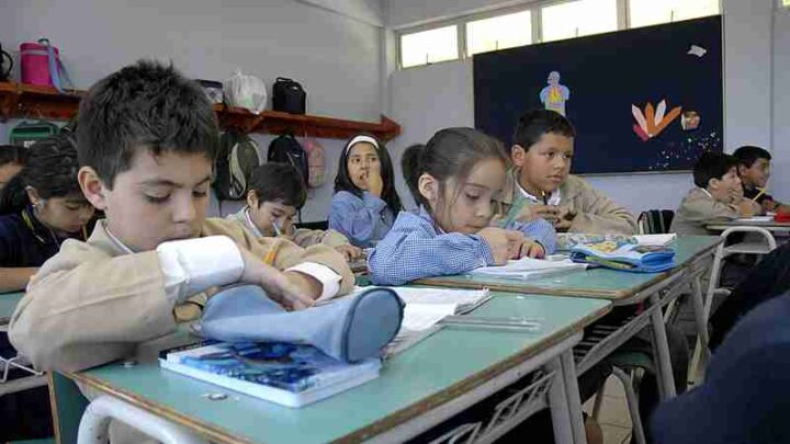 Primary education - Niños estudiantes chilenos, tags: mint-bildung für - CC BY-SA